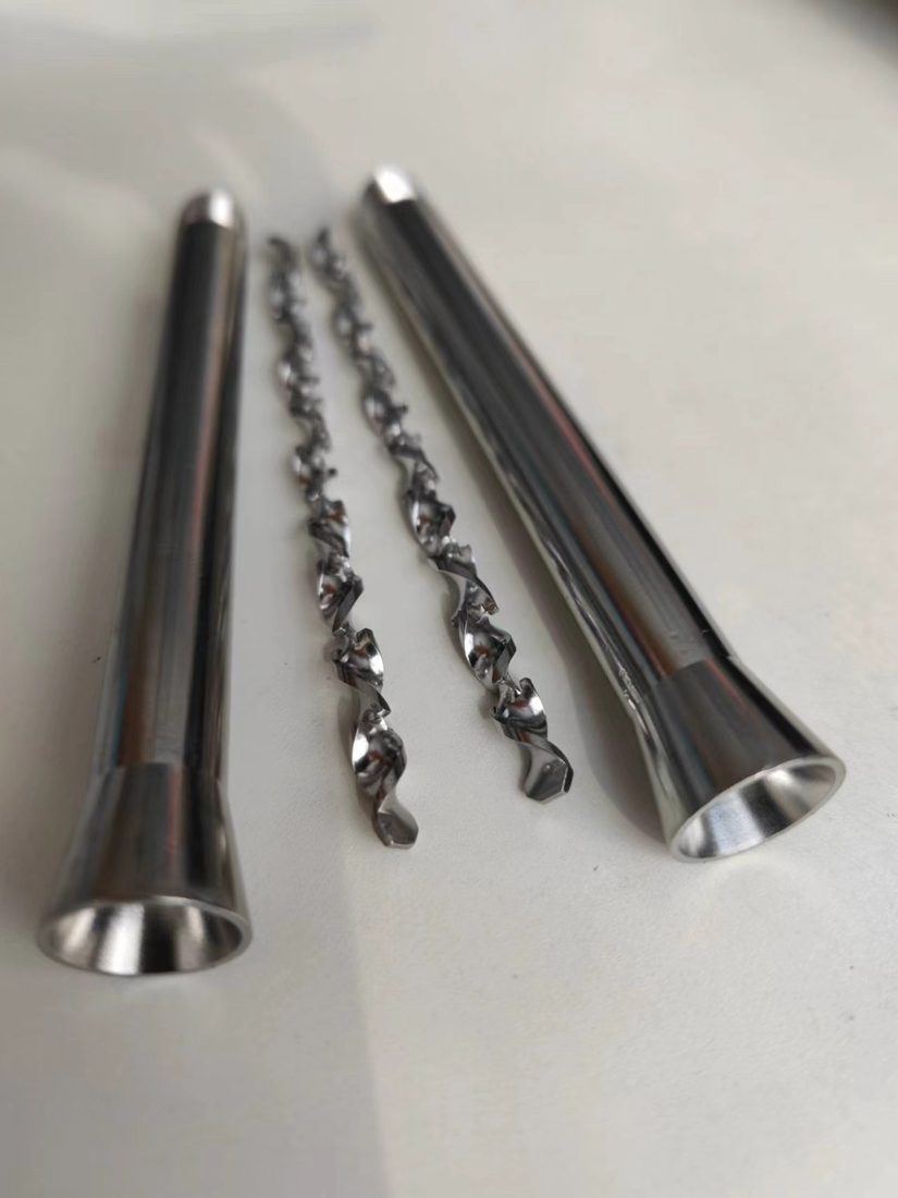 SK injector nozzle pair with twisted helical elements